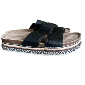 Mukluks ladies black slip on sandal platform US size 8 very good condition